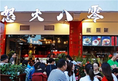 【甩手掌柜分享】这家“不正经”的串串店，靠一碗汤圆吸引顾客排队到深夜！